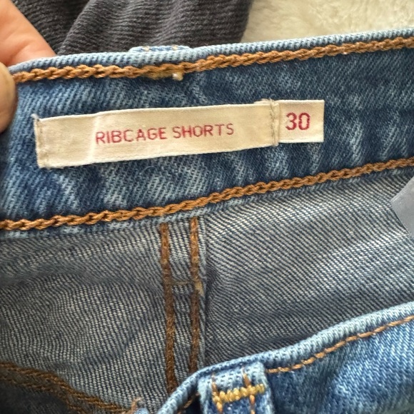 Levi's medium wash ribcage high rise frayed hem denim shorts size 30 - Picture 6 of 8